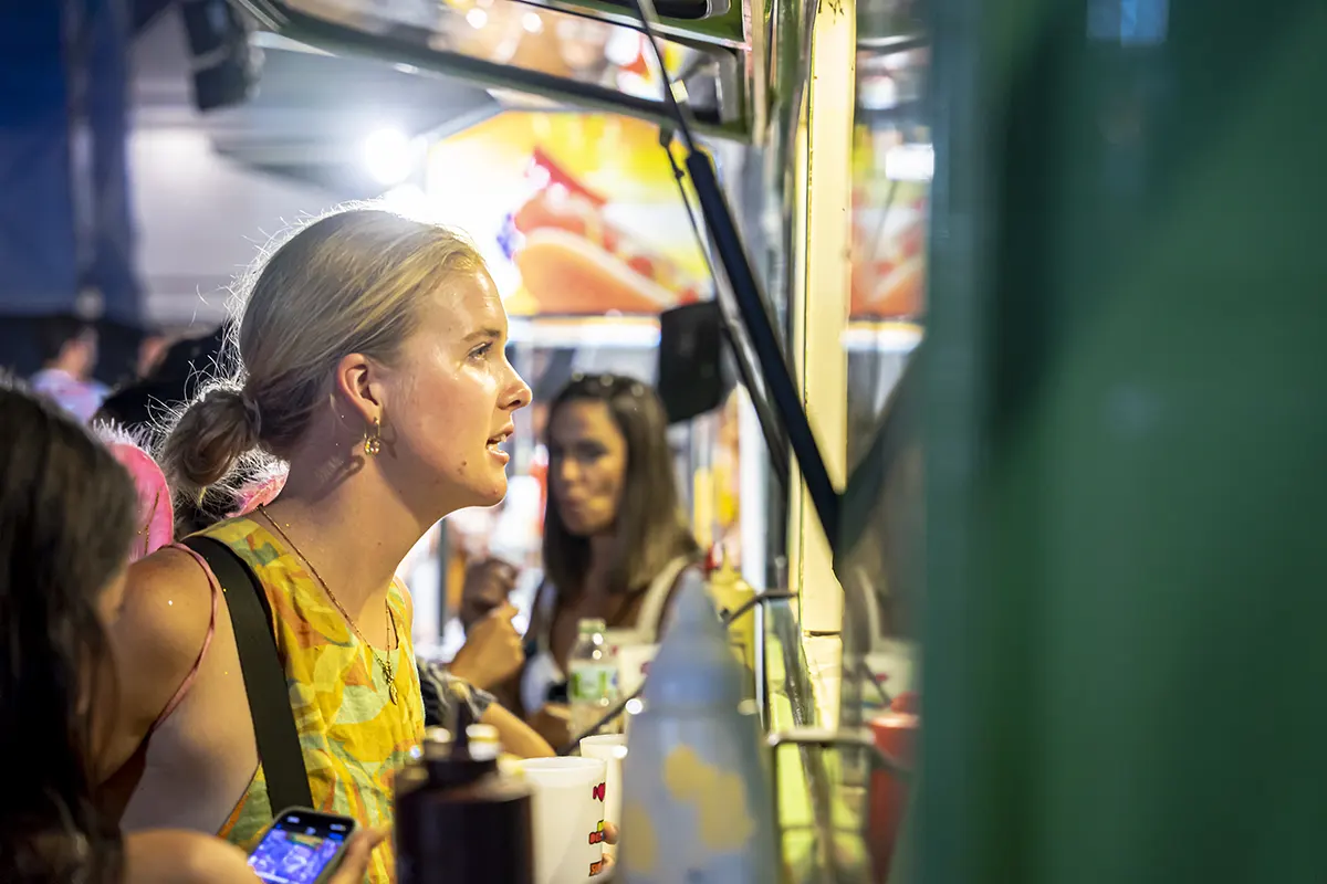 Mala Vida food truck Tenerife Galeria de fotos chica rubia pidiendo en furgo