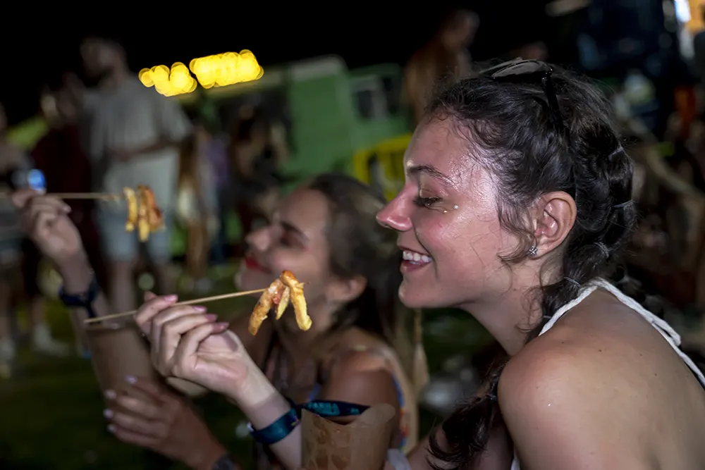 Mala Vida food truck Tenerife Galeria de fotos chicas comiendo