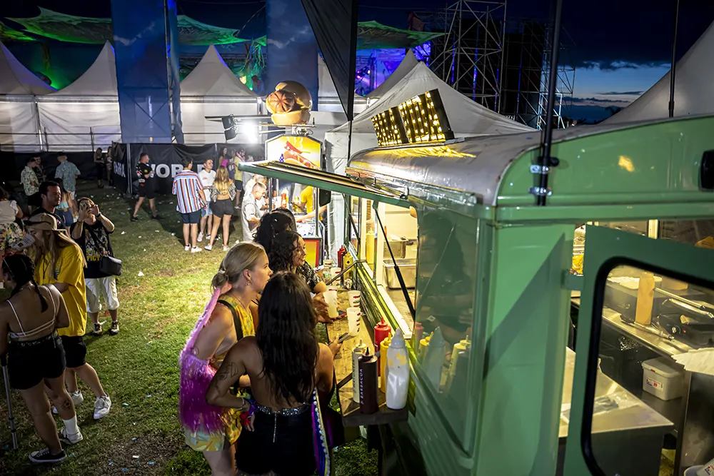 Mala Vida food truck Tenerife Galeria de fotos chicas pidiendo en furgoneta