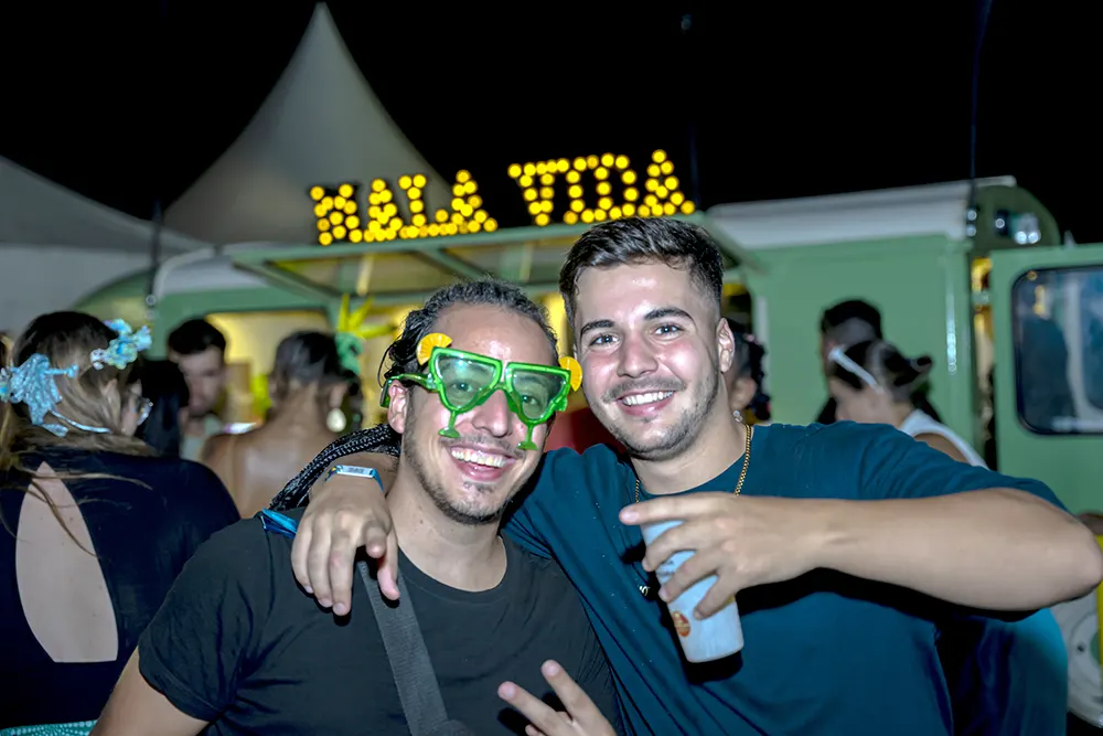 Mala Vida food truck Tenerife Galeria de fotos chicos con gafas broma