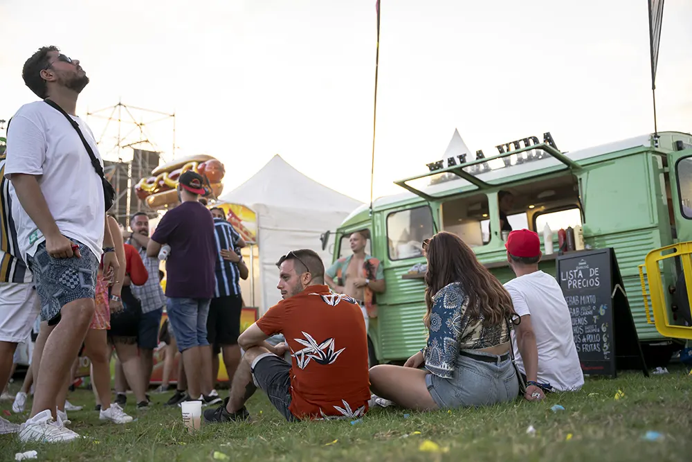 Mala Vida food truck Tenerife Galeria de fotos chicos sentados