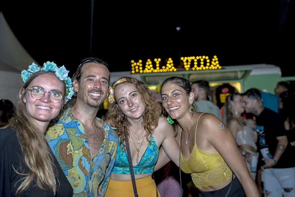 Mala Vida food truck Tenerife Galeria de fotos grupo de amigos posando