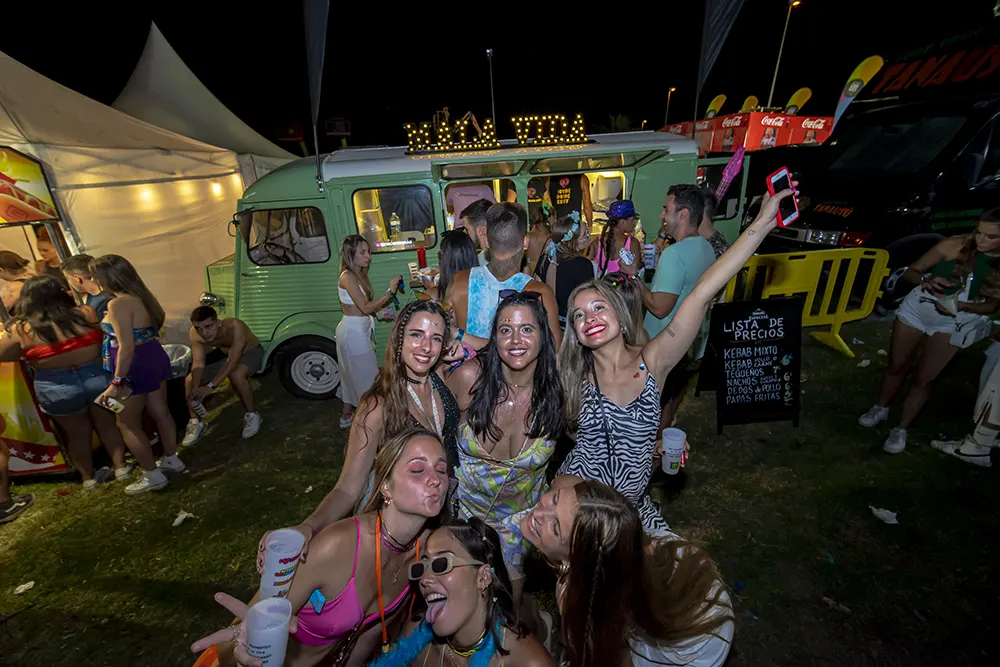 Mala Vida food truck Tenerife Galeria de fotos grupo de chicas posando