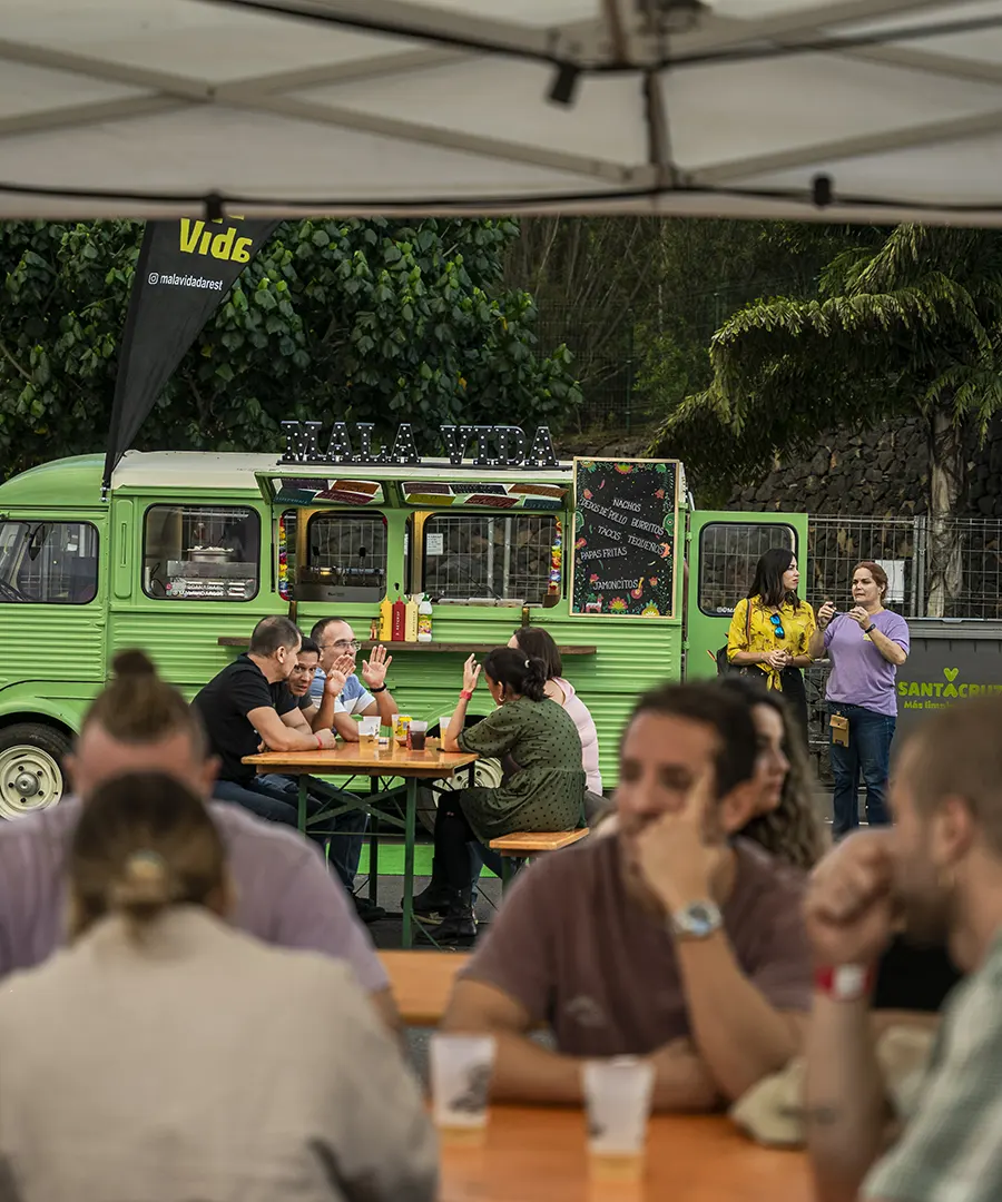 Malavida foodtruck El Medano Tenerife mesas